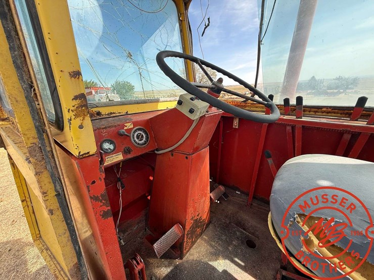 new-holland-1049-image-10