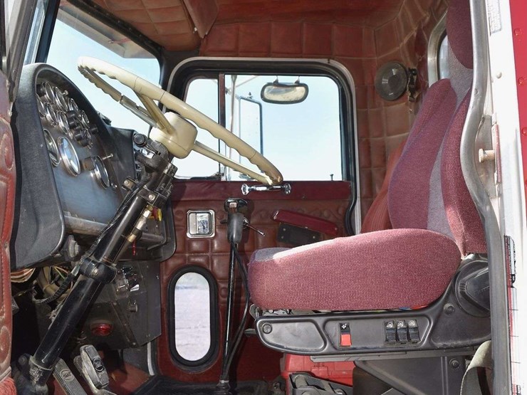 1984-peterbilt-359-image-38