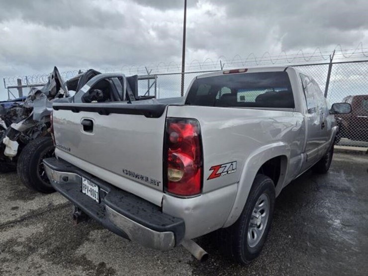 05-chev-pk-2gcek19b751131805-image-3