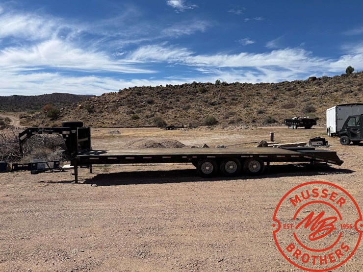 2014-c-&-b-fg392-gooseneck-flatbed-trailer---32'-x-8'-image-7