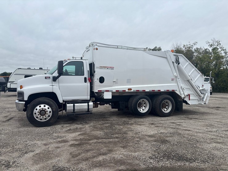 2009-gmc-7500-image-1