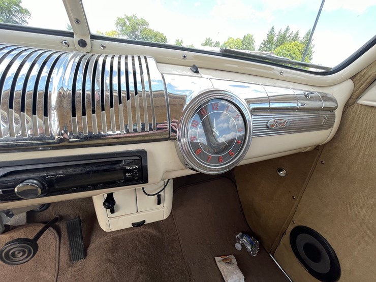 #9353-•-1946-ford-deluxe-sedan-(has-mn-title)-(princeton,-mn)-image-29
