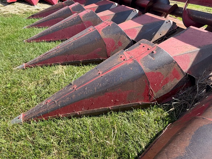 #2465-•-international-1063-corn-head-image-7