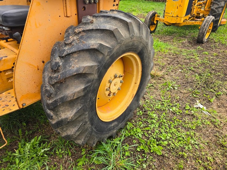 #2038-•-case-380b-tractor-image-29
