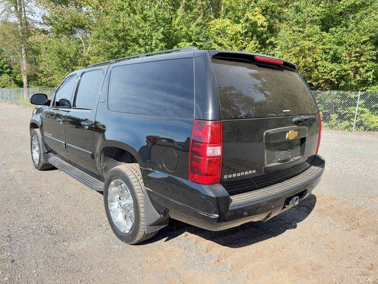 2007-chevrolet-suburban-image-3