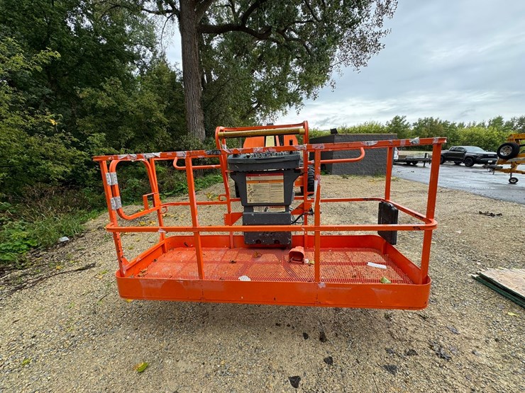 2011-jlg-600s-image-8
