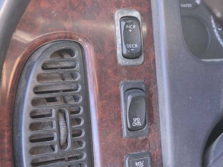 2007-freightliner-m2-106-image-32
