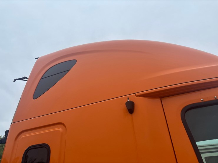 #2335-•-2012-freightliner-cascadia-sleeper-cab-truck-tractor-image-29