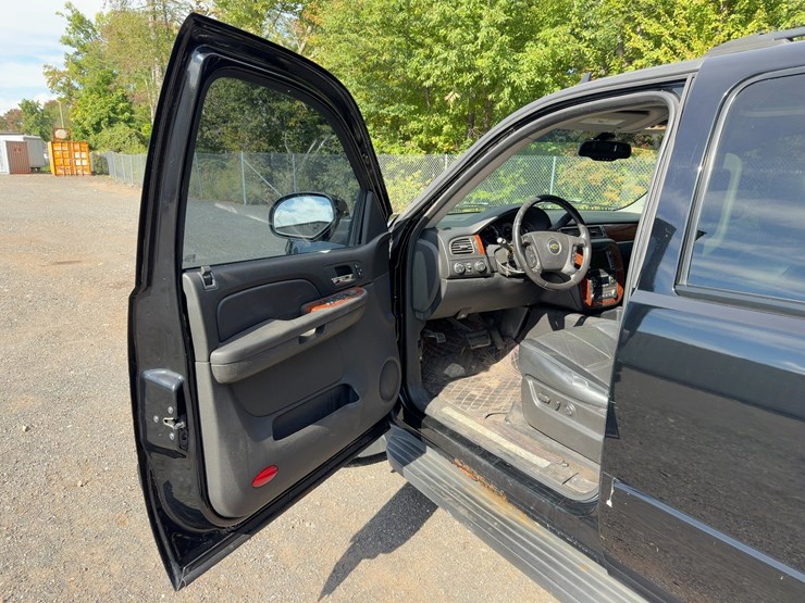2007-chevrolet-suburban-image-16
