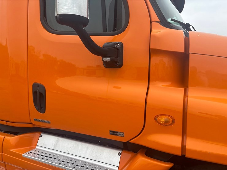 #2335-•-2012-freightliner-cascadia-sleeper-cab-truck-tractor-image-26