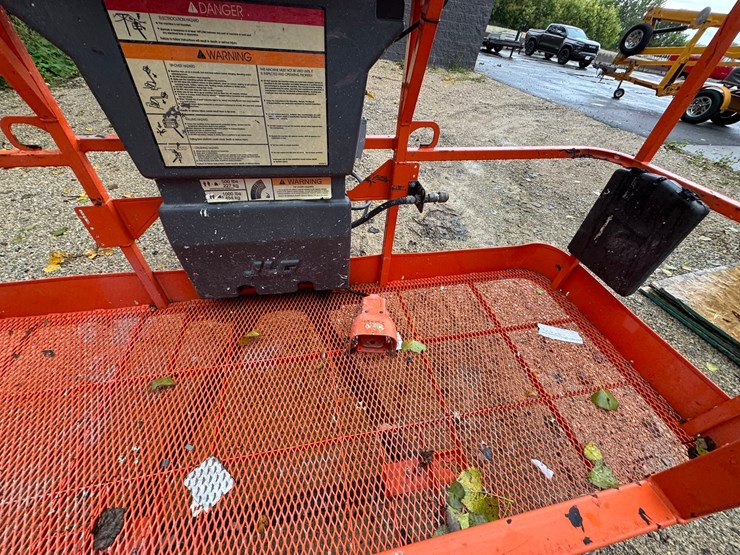 2011-jlg-600s-image-12