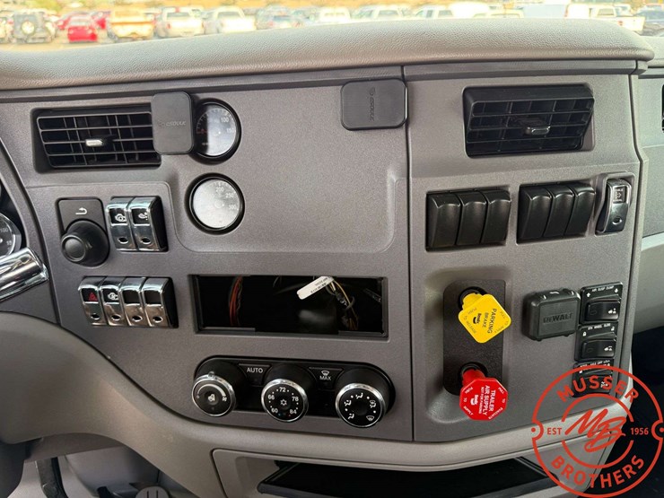 2015-peterbilt-579-image-39