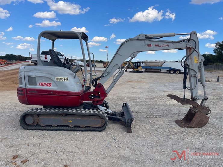 2019-takeuchi-tb240-mini-excavator-image-6