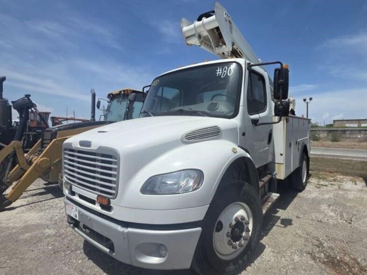 2015-freightliner-m2-106-image-1
