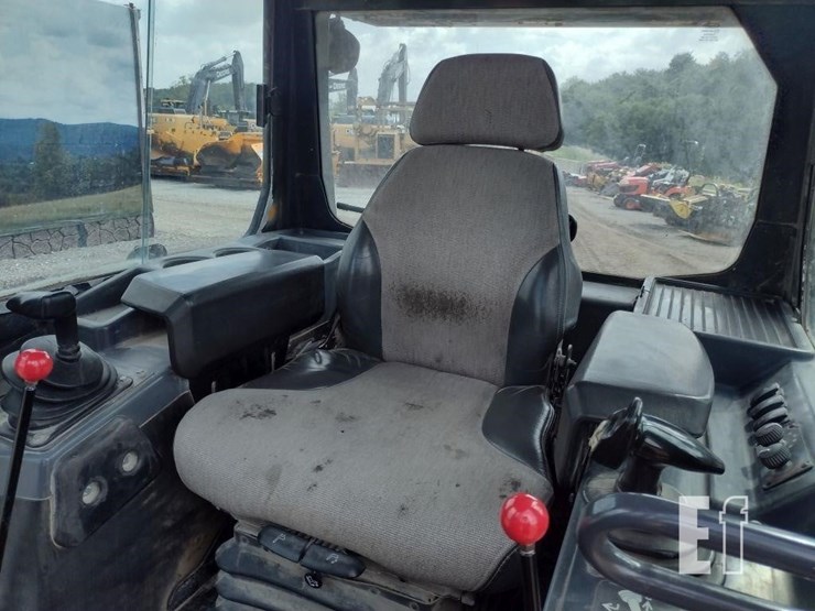 2015-deere-650k-lgp-image-13