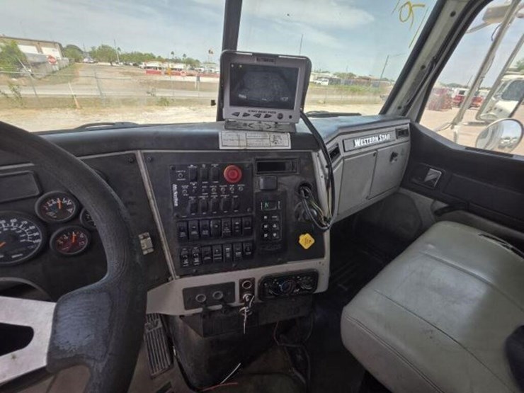 2019-western-star-4700sb-image-8