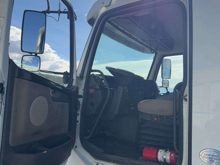 2016-volvo-vhd64f200-image-28