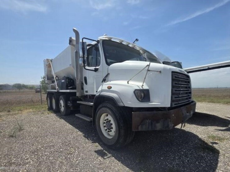 2015-freightliner-114sd-image-2
