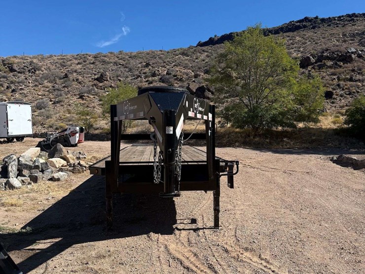 2014-c-&-b-fg392-gooseneck-flatbed-trailer---32'-x-8'-image-6