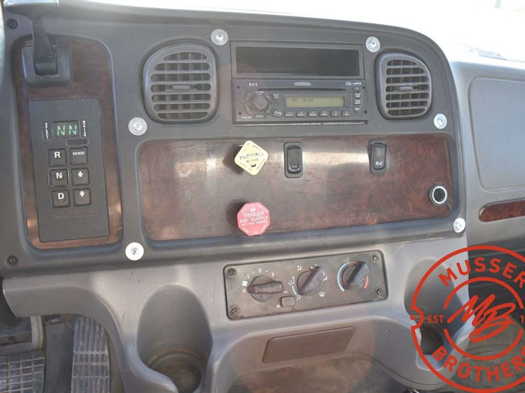 2007-freightliner-m2-106-image-30