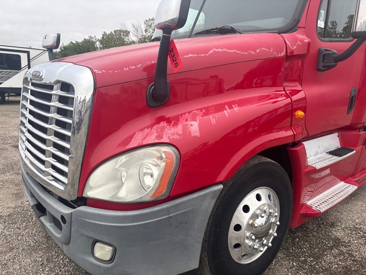 2013-freightliner-cascadia-125-image-7