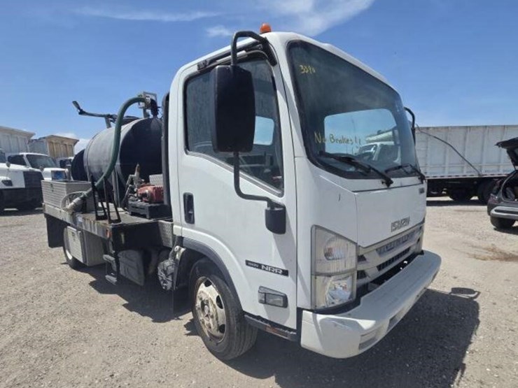 2017-isuzu-jale5w16xh7304211-image-2