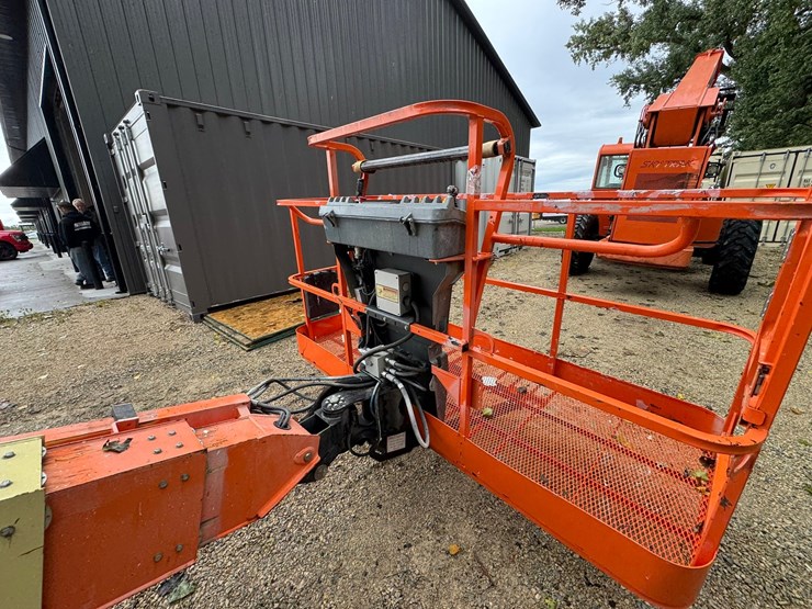 2011-jlg-600s-image-38