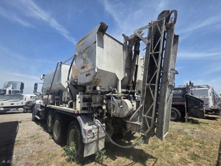 2015-freightliner-114sd-image-4