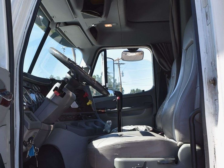2006-freightliner-columbia-120-image-33