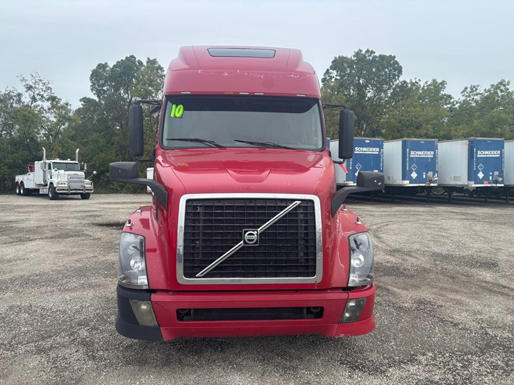 #2325-•-2010-volvo-vnl-sleeper-cab-truck-tractor-image-6