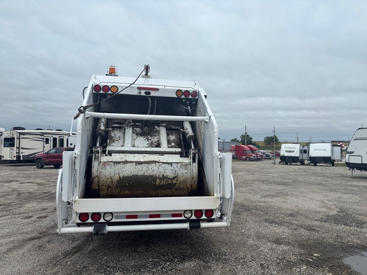 2009-gmc-7500-image-3