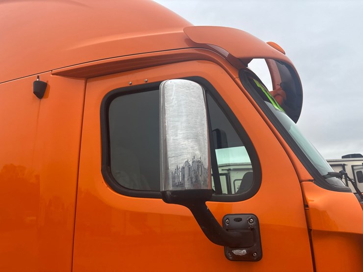 #2335-•-2012-freightliner-cascadia-sleeper-cab-truck-tractor-image-27