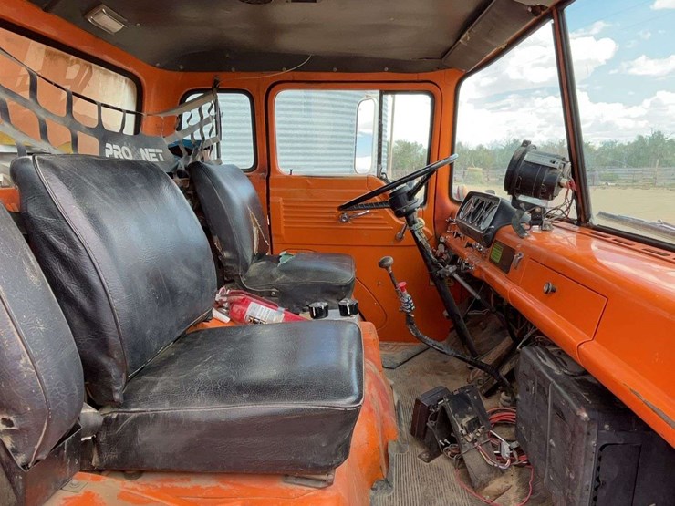 1985-ford-800-image-32