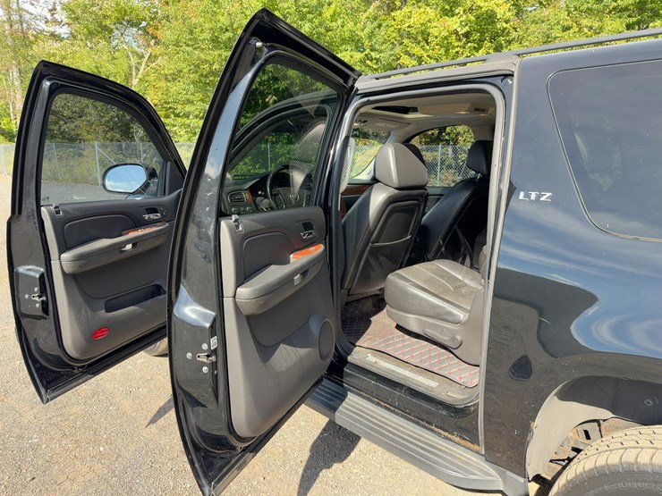 2007-chevrolet-suburban-image-14