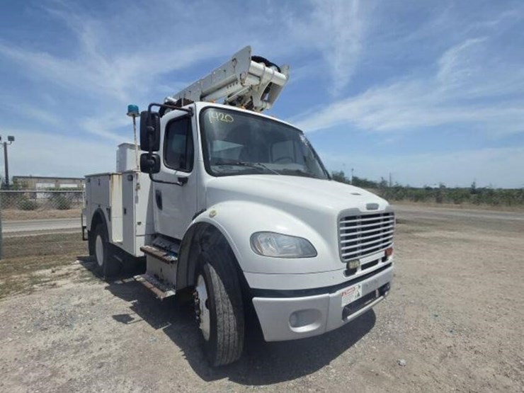 2015-freightliner-m2-106-image-2
