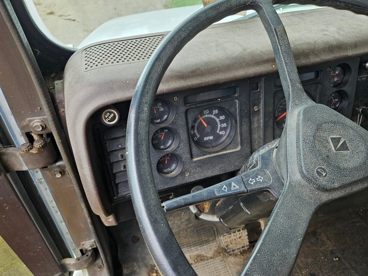 #2079-•-1988-international-water-truck-image-36