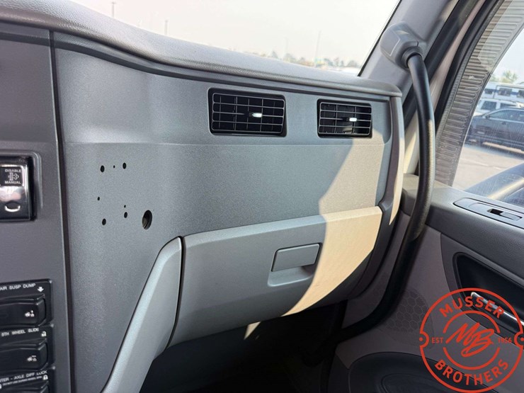 2015-peterbilt-579-image-40