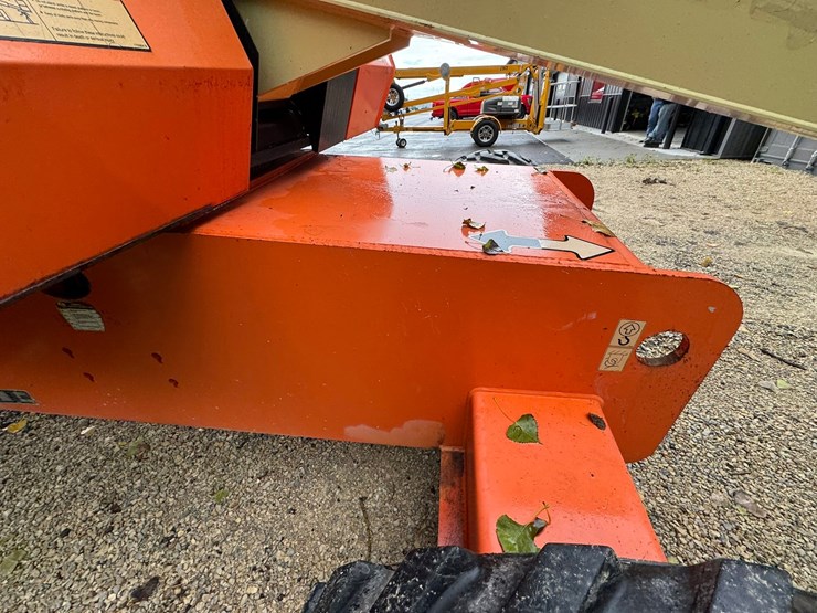 2011-jlg-600s-image-33