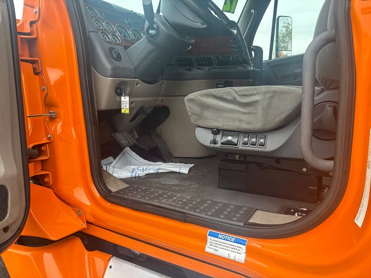 #2335-•-2012-freightliner-cascadia-sleeper-cab-truck-tractor-image-49