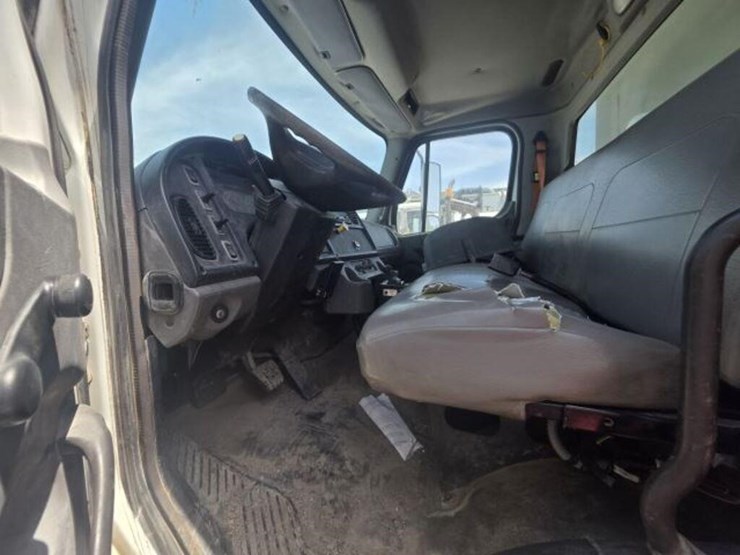 2012-freightliner-m2-106-image-7