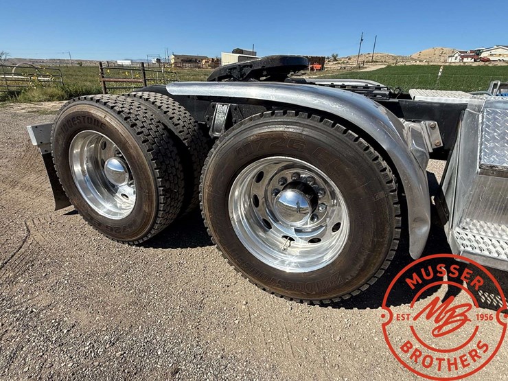 1993-peterbilt-379-image-23