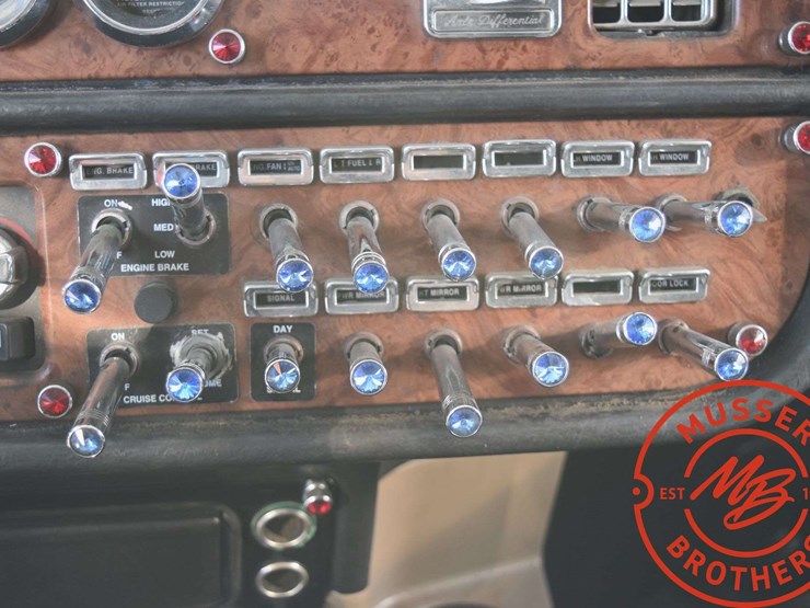 2005-peterbilt-379-image-51