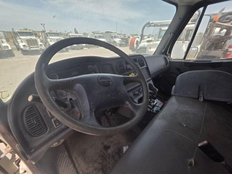2012-freightliner-m2-106-image-8