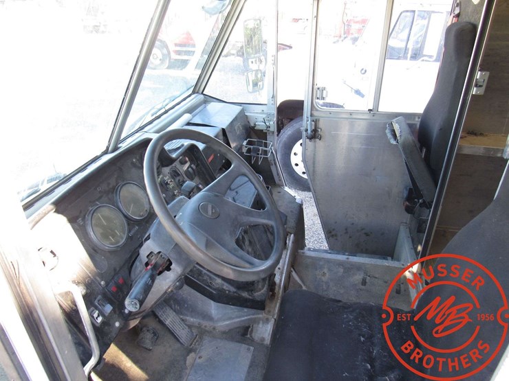 2005-freightliner-mt45-image-12