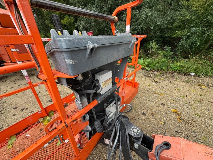 2011-jlg-600s-image-14