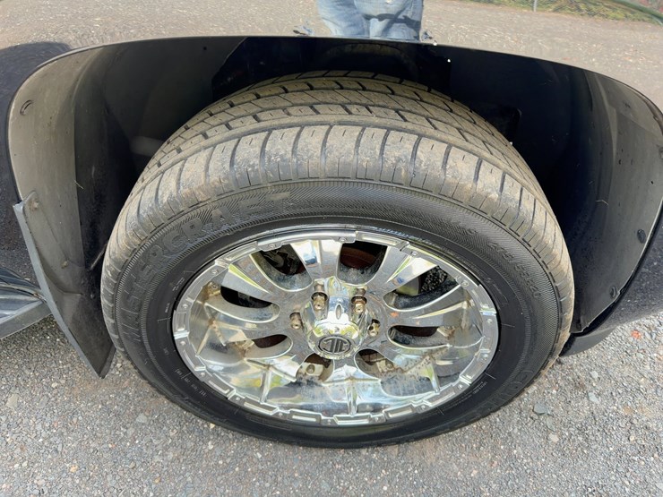 2007-chevrolet-suburban-image-8