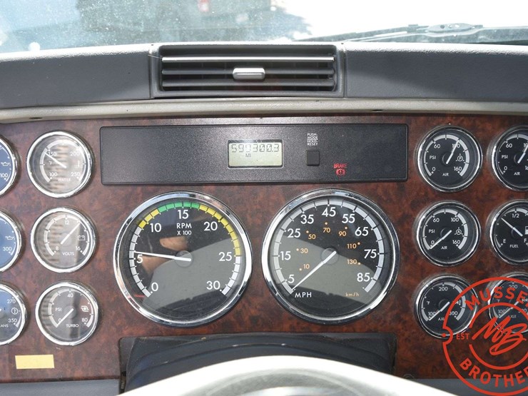 2006-freightliner-columbia-120-image-38