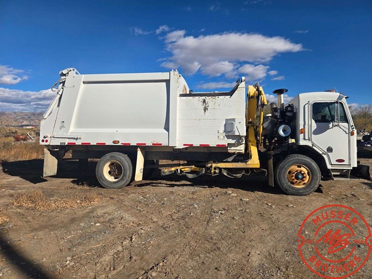 2008-peterbilt-320-image-7