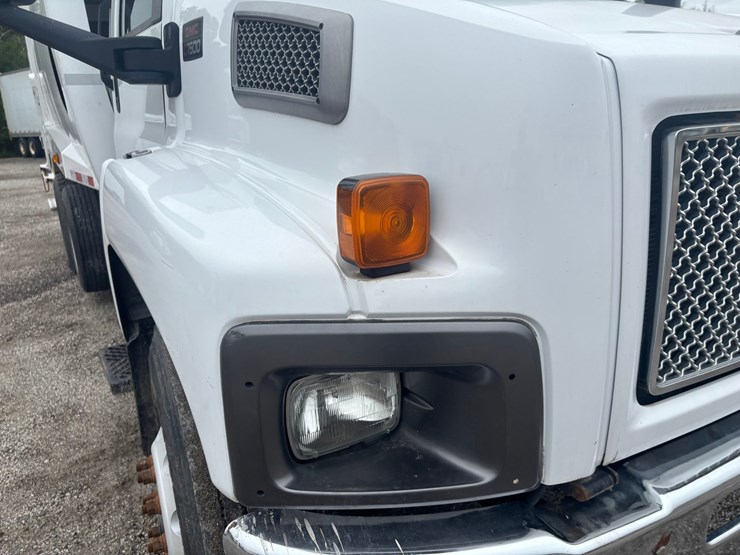 2009-gmc-7500-image-17