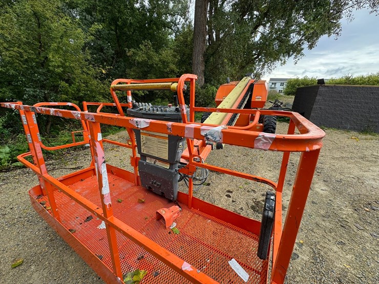 2011-jlg-600s-image-9